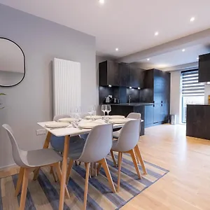 Holiday home Luxurious Hackney Near Train Station, London