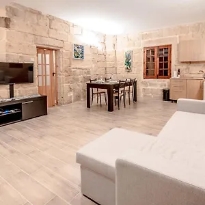 https://120-lapsi-apartments.hotelssaintjulians.com